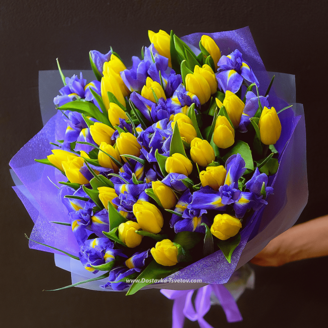 Цветы Букет из ирисов и жёлтых тюльпанов "Вечерняя Заря"
