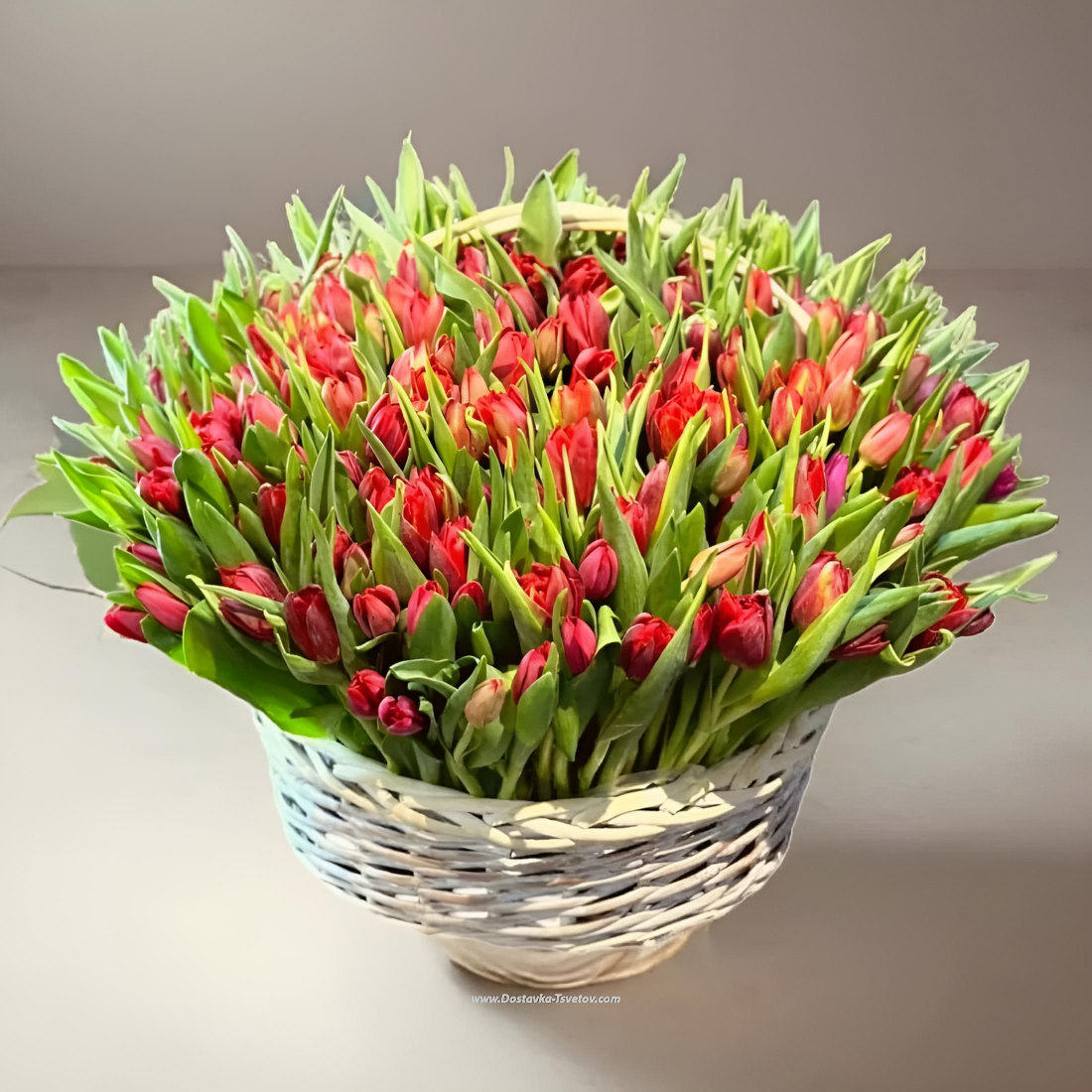 Букеты 301 тюльпан в корзине "Лямур"