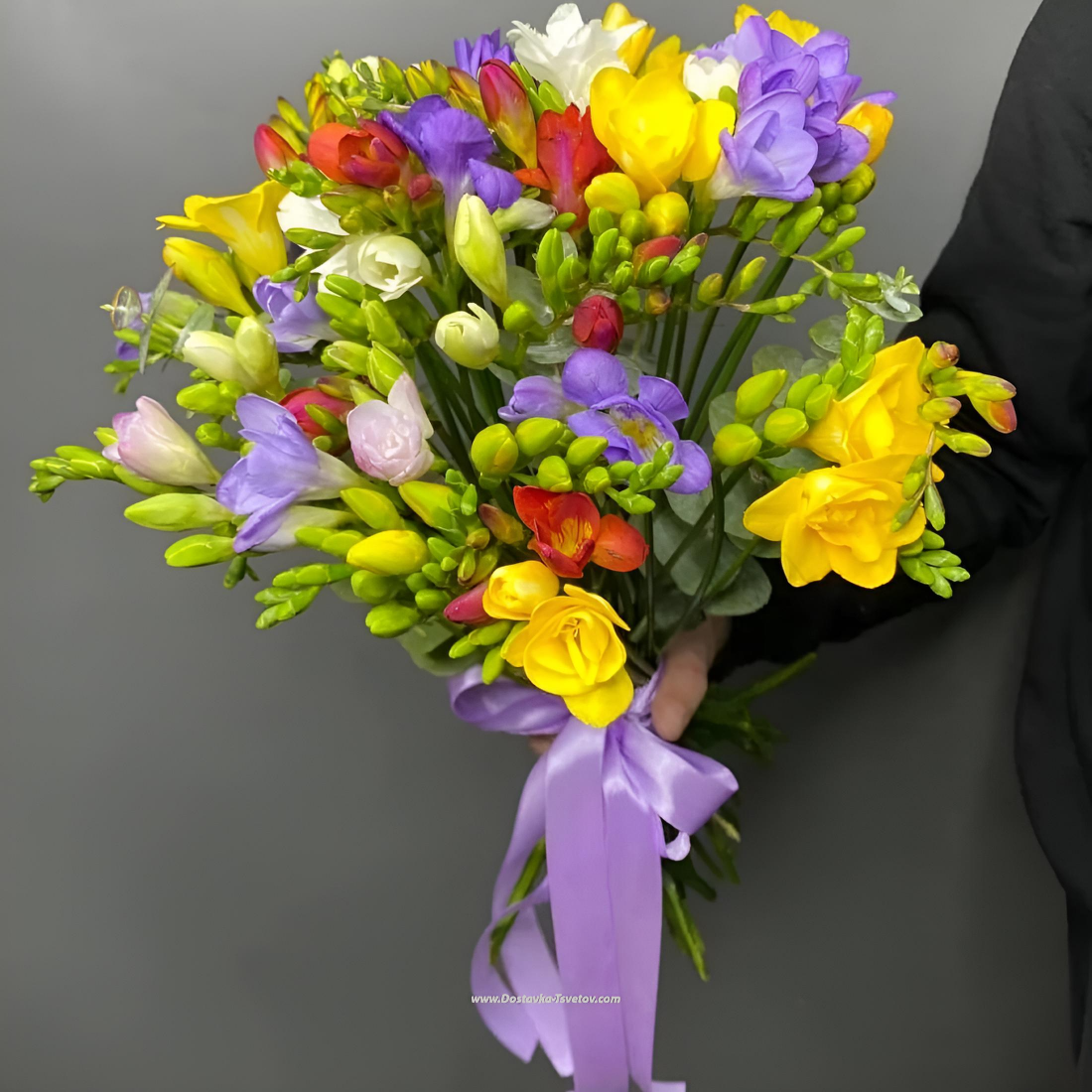 Фрезии Букет из красочных фрезии "Гимн Любви"