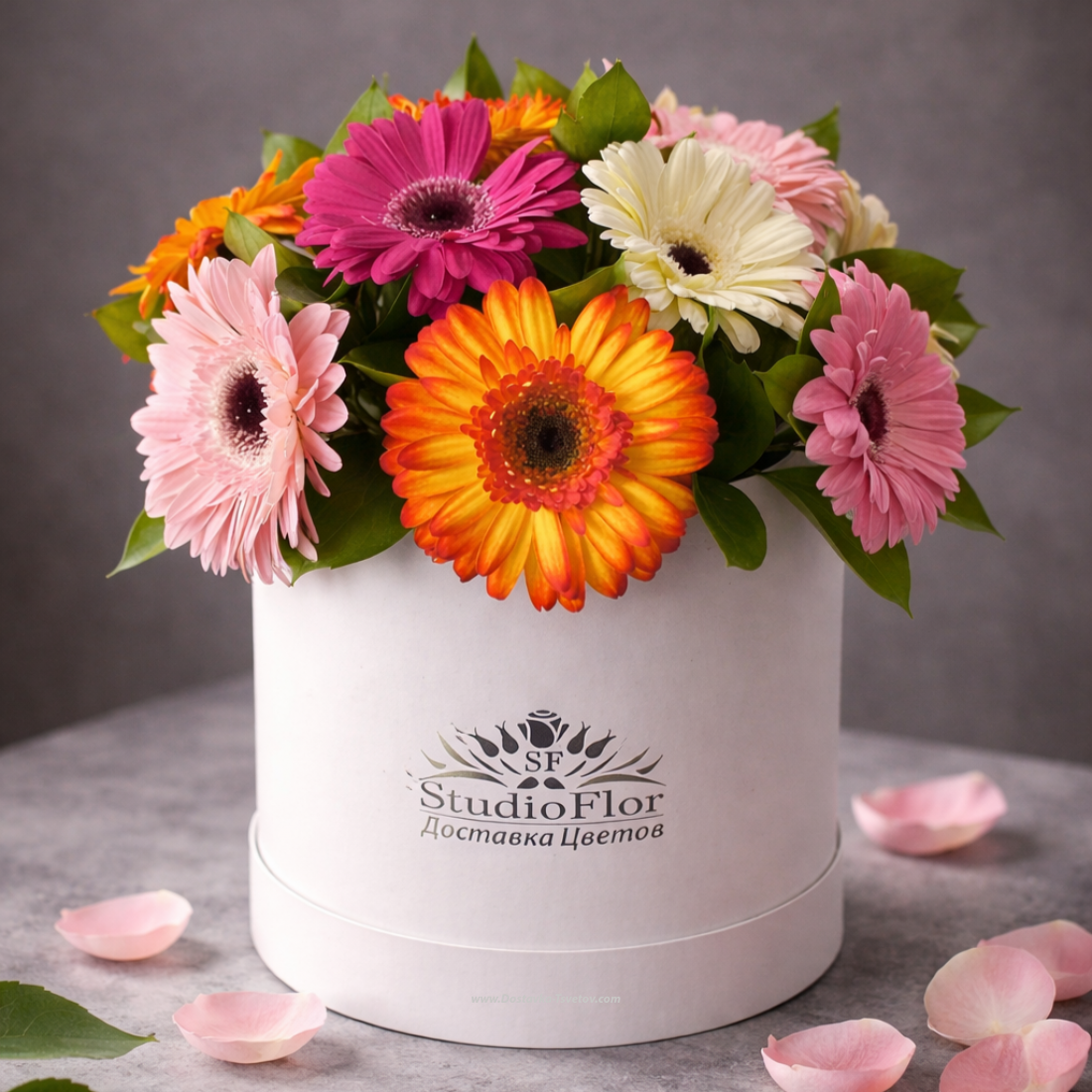 Герберы Разноцветные герберы в шляпной коробке "Эстелла"