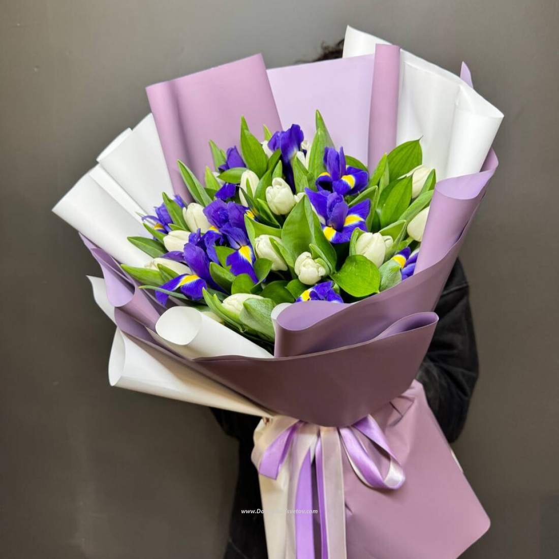 Ирисы Букет из тюльпанов и ирисов "Лужайка"