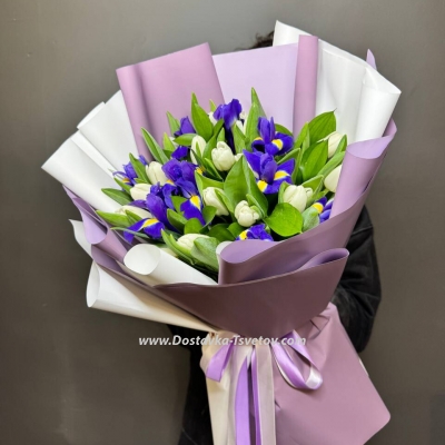 Букет из тюльпанов и ирисов"Лужайка"