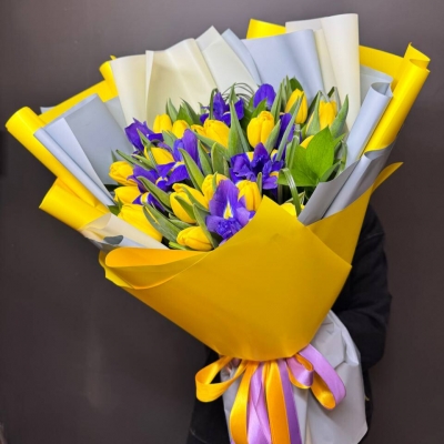 Букет из тюльпанов и ирисов "Морской Бриз"