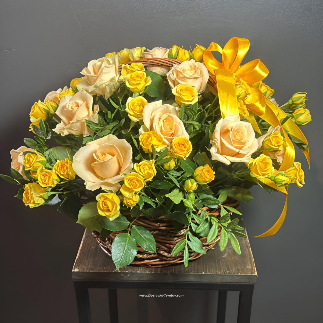 Жёлтые розы в корзине "Прикосновение"