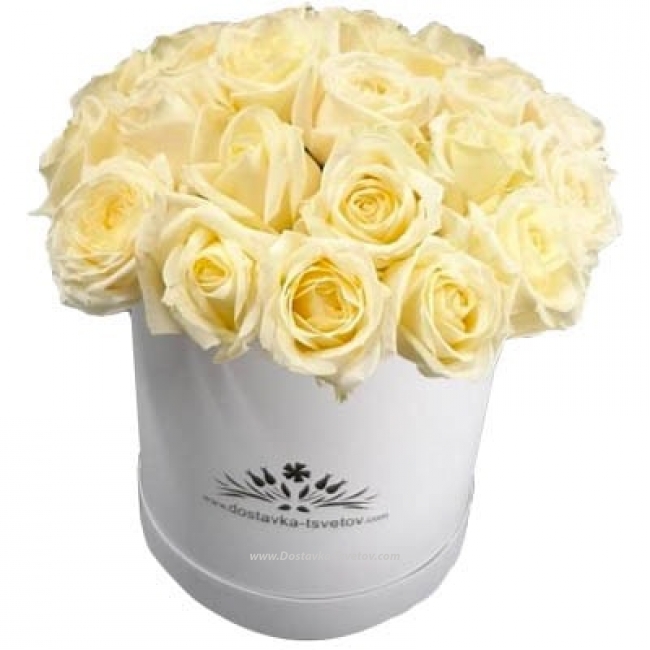 Белые розы в шляпной коробке "Герда"
