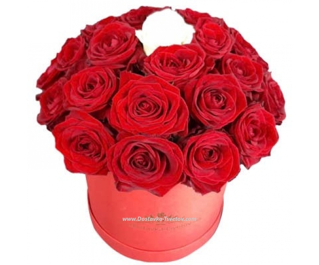 Розы Розы в коробке шляпной "Леди в красном"