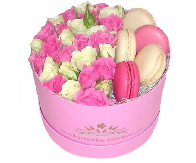 Розовые Розы Букет розы и макаруни "Снежана" в шляпной коробке