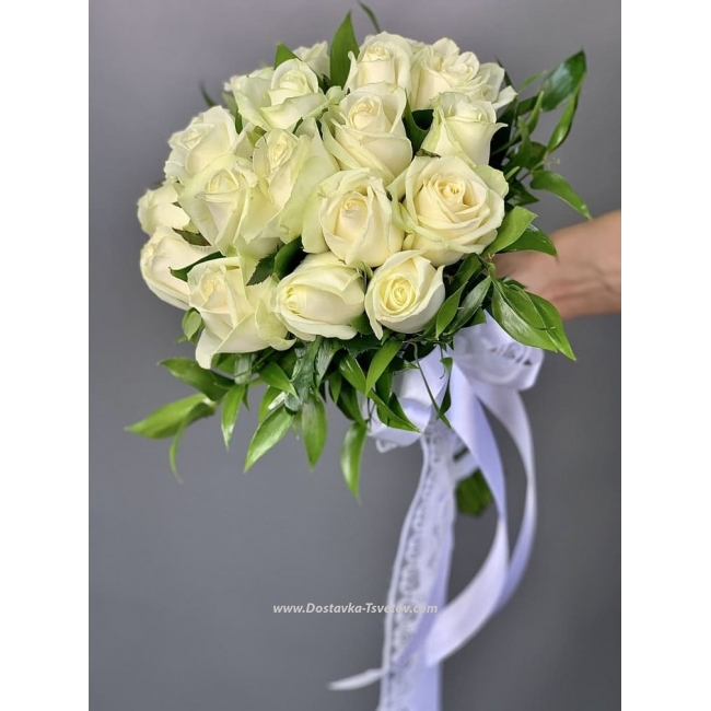 Букет невесты из белых роз "Кейт Миддлтон"