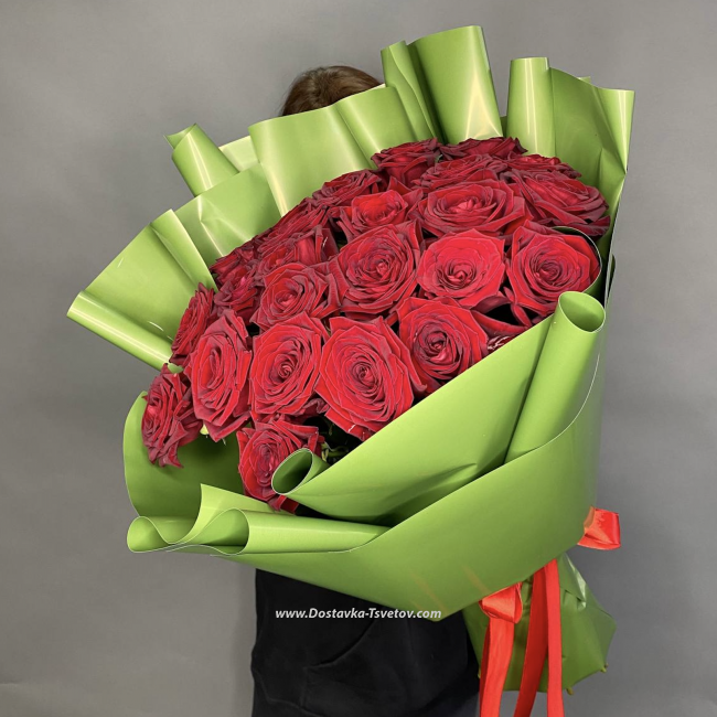 Цветы 25 красных роз "Афродита"