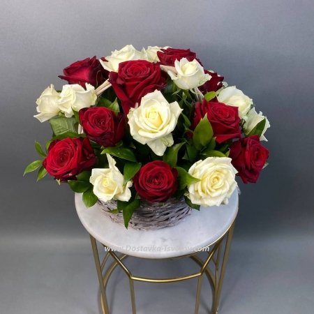 Букеты из 25 роз Корзинка с розами "Фламенко"