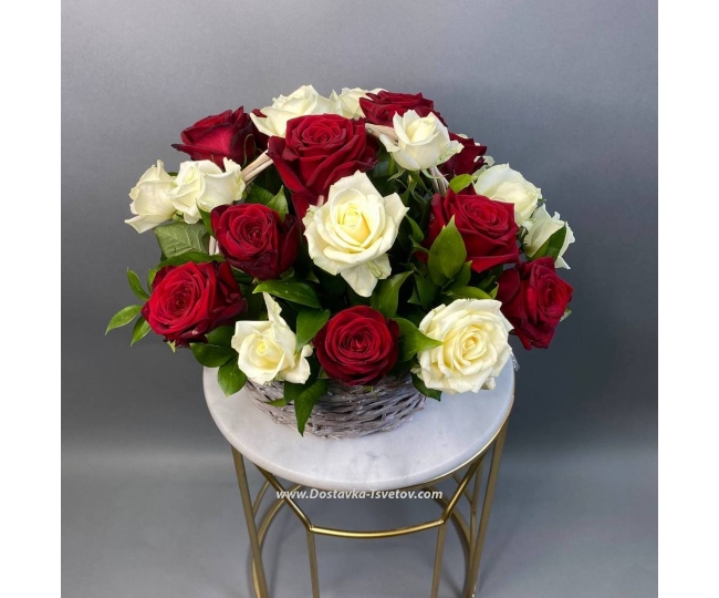 Букеты из 25 роз Корзинка с розами "Фламенко"