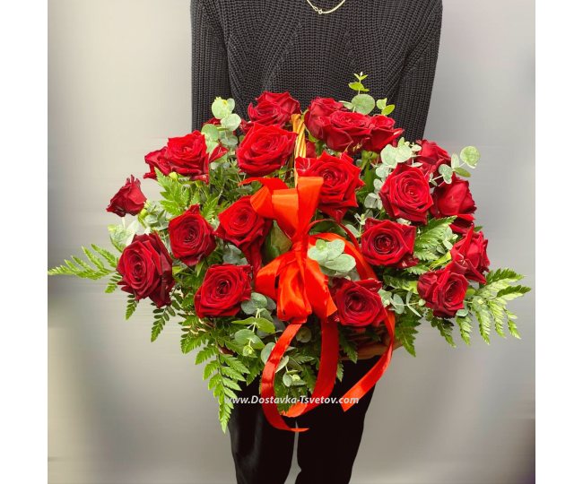 Букеты из 25 роз Корзина красных роз "Париж"