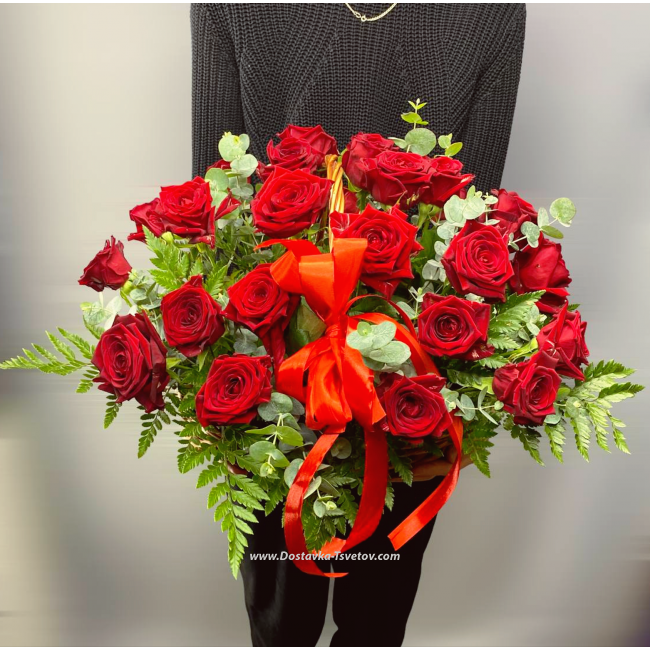 Букеты из 25 роз Корзина красных роз "Париж"