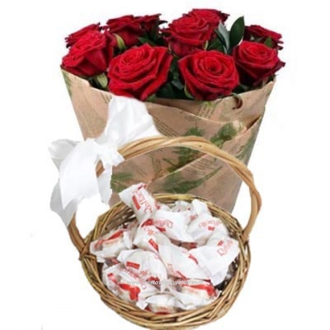 Цветы и сладости Розы и рафаэлло в корзине