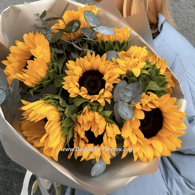 Солнечный букет из 9 подсолнухов