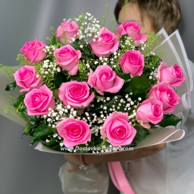 15 розовых роз с зеленью "Красотка"