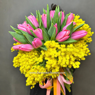 Розовые тюльпаны и мимозы "Для милых дам"