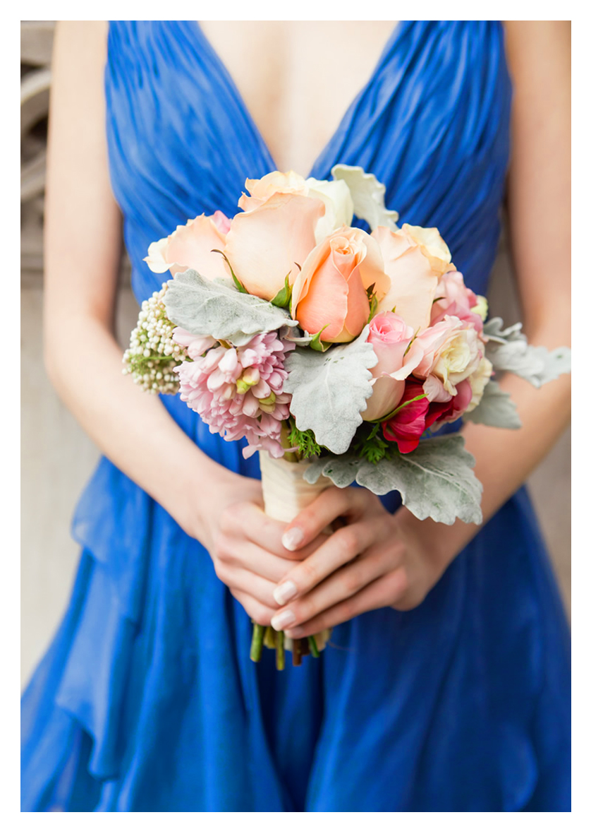 синее платье невесты и букет