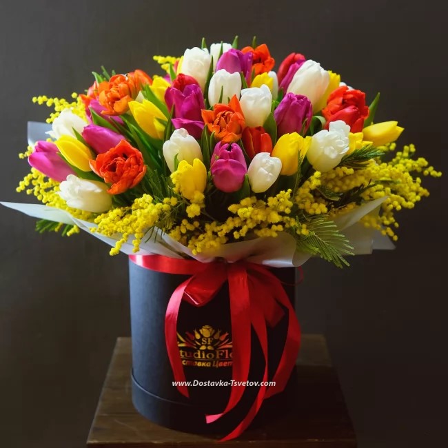 Тюльпаны с мимозой в коробке