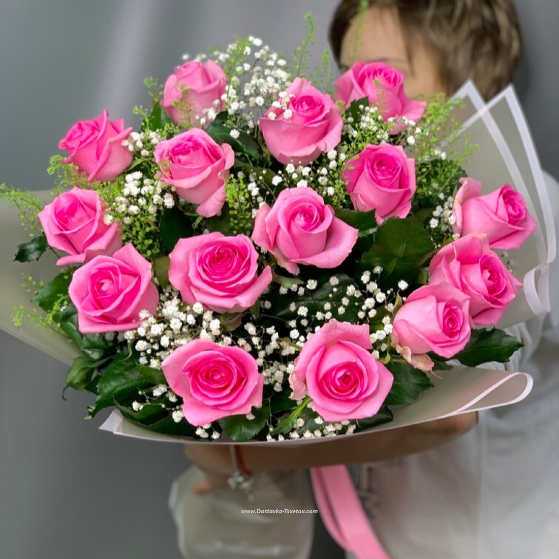 15 розовых роз с зеленью "Красотка"